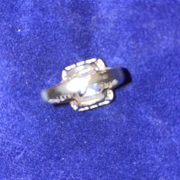 Pretty square ring with intricate band-size 7 - Picture 3 of 5